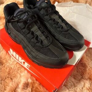 black Air Max 95 Essential Box